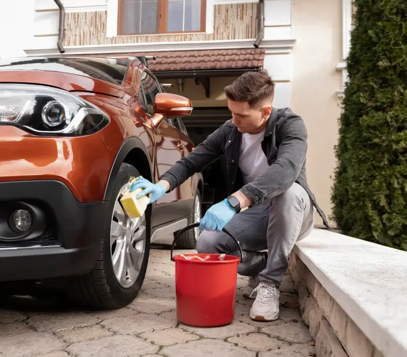 Lavage auto à domicile Villeneuve-sur-Cher : professionnel intervenant sur un véhicule
